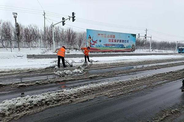 区交通运输局全力开展雨雪天气道路清扫保通保畅工作