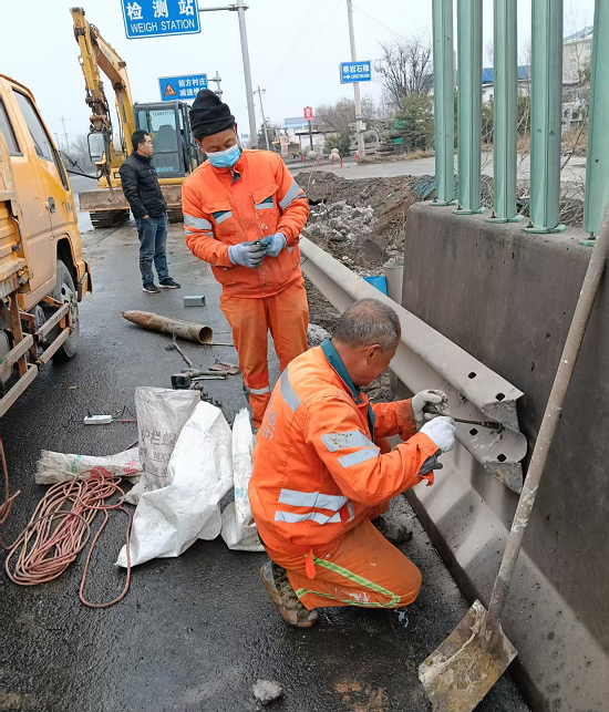 区交通运输局对G341张家岗段路侧护栏开展维修