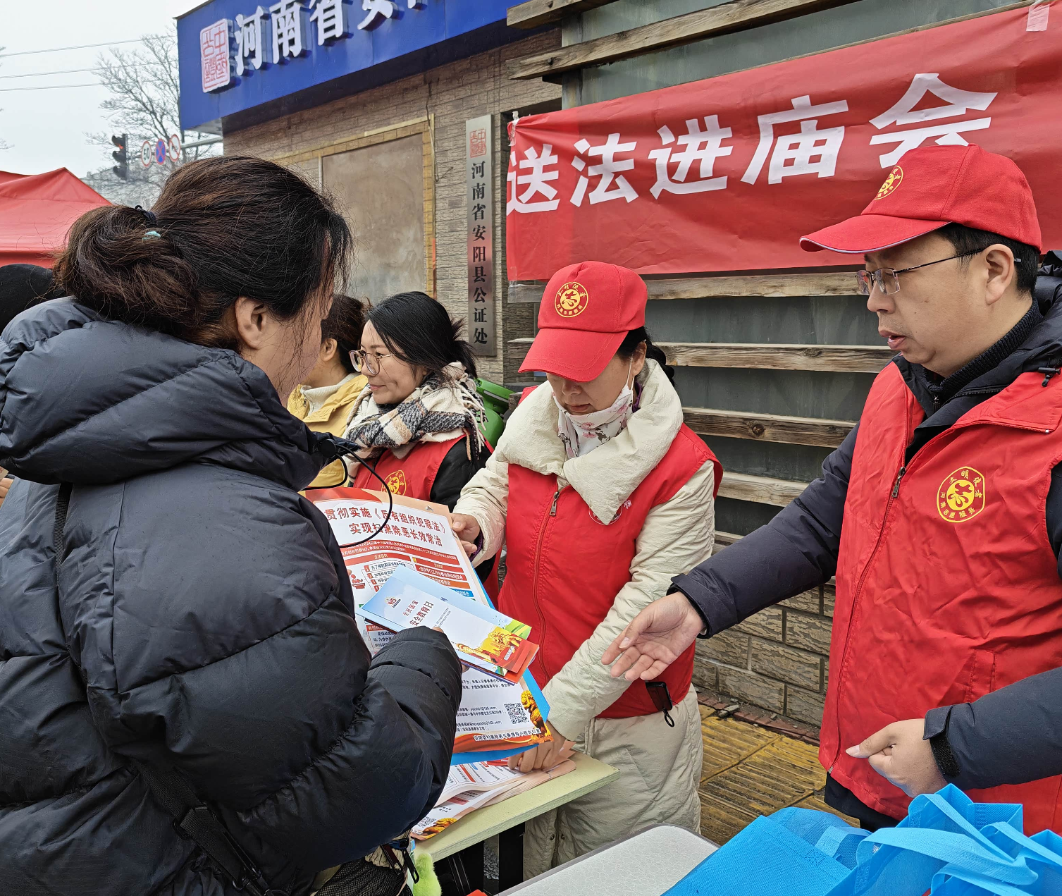 安阳县司法局:正月十六闹庙会 法治春风暖人心