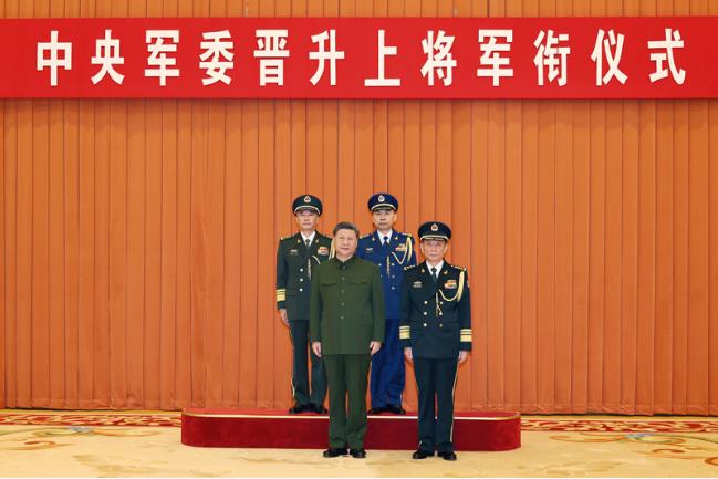 中央军委举行晋升上将军衔仪式习近平颁发命令状并向晋衔的军官表示祝贺 中央军委举行晋升上将军衔仪式习近平颁发命令状并向晋衔的军官表示祝贺