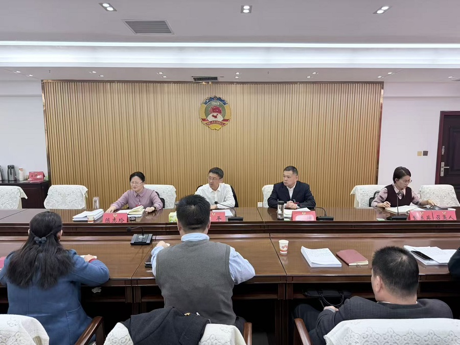 参加政协第十一届南乐县委员会第五次会议的委员开展第二次联组讨论