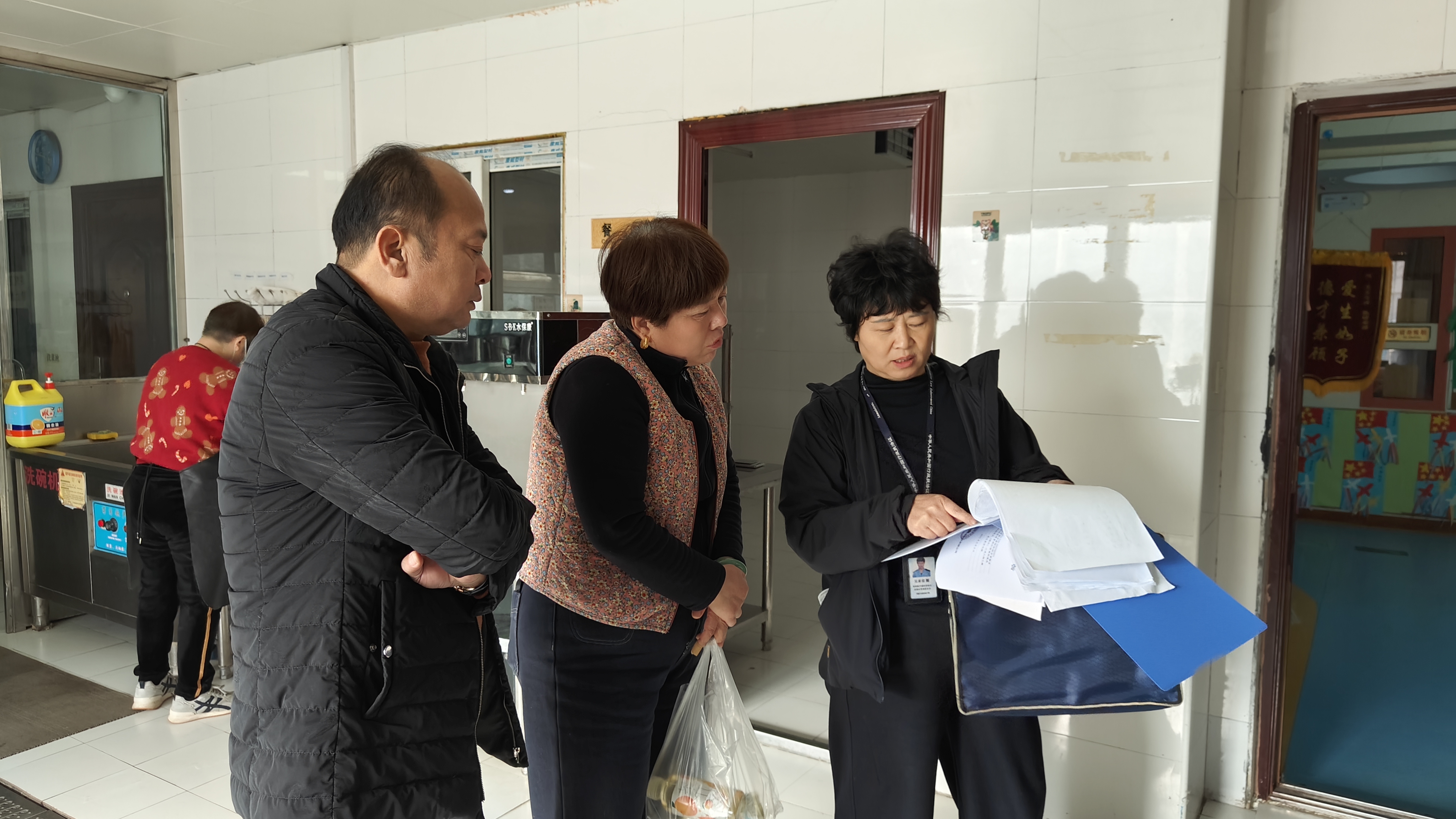 银河办事处突击检查餐饮添加剂使用，筑牢群众“舌尖防线”