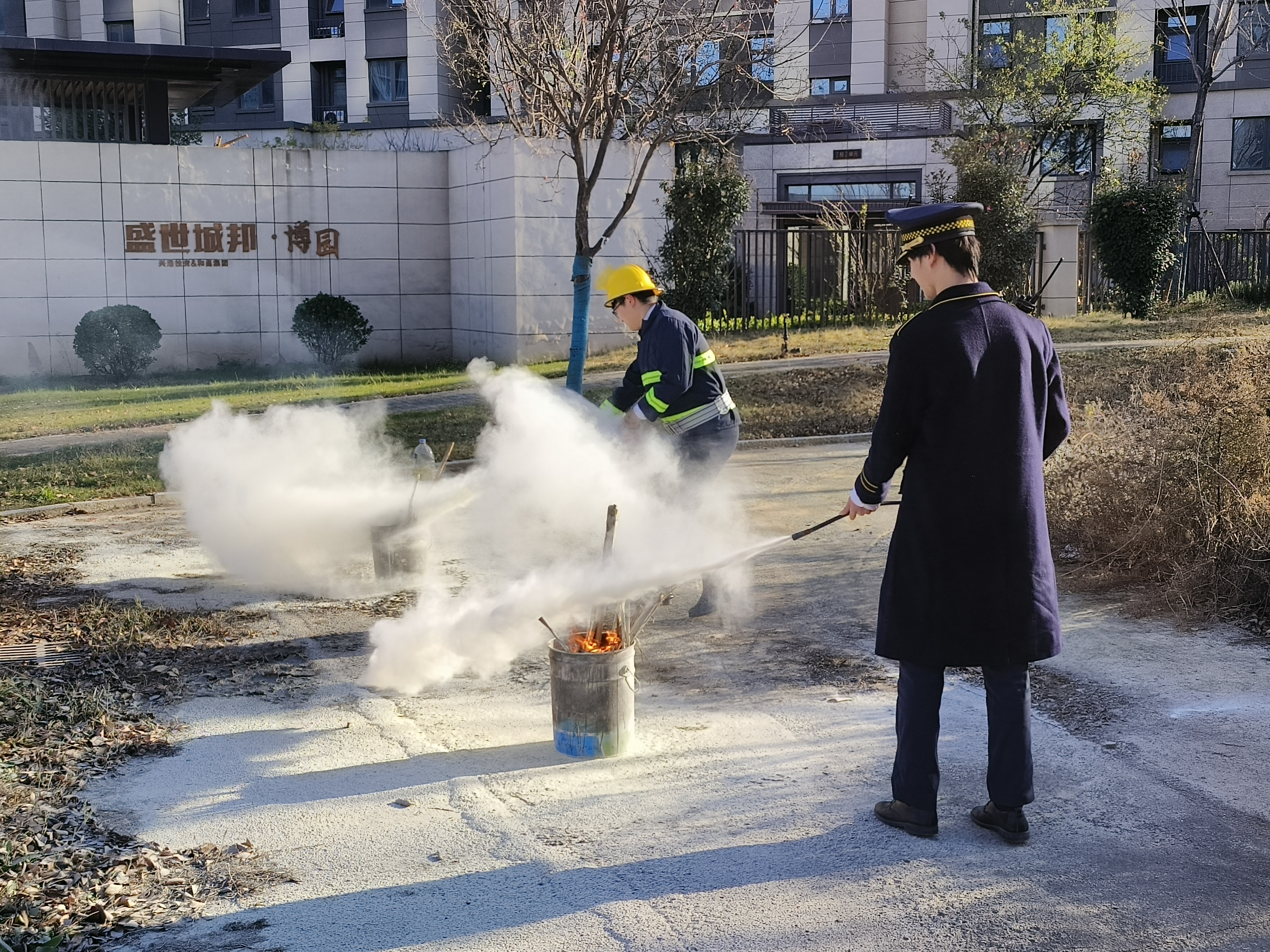 演练淬硬功 安全入人心——兰馨社区消防宣传月演练活动扎实开展