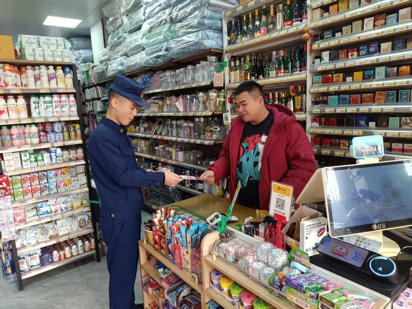 航空港区消防救援支队港北大队开展沿街门店消防安全宣传活动