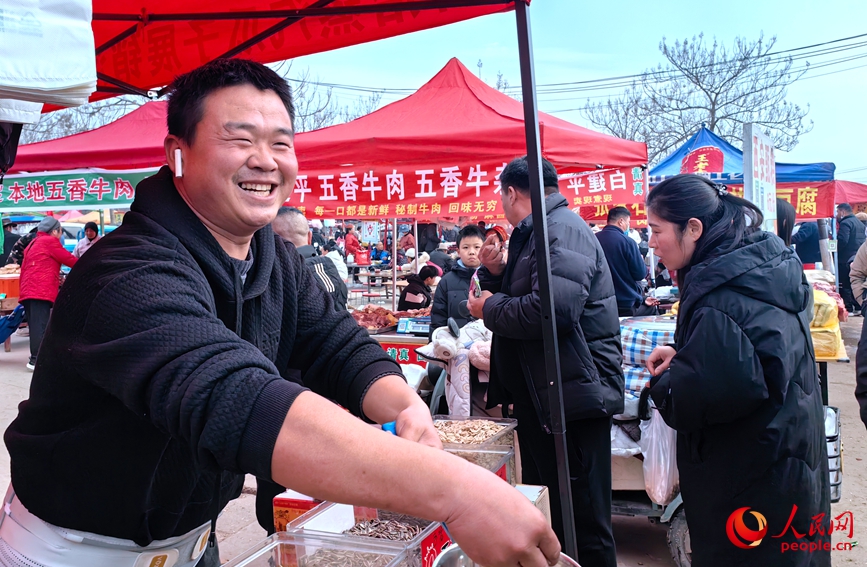 摊主热情地招呼八方来客。人民网记者 宋芳鑫摄