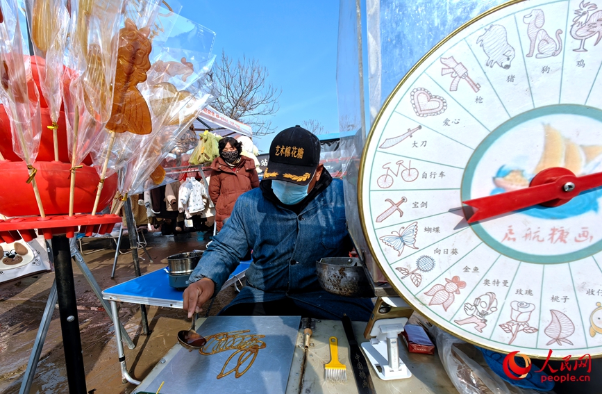 糖画摊主正在制作糖画。人民网记者 宋芳鑫摄