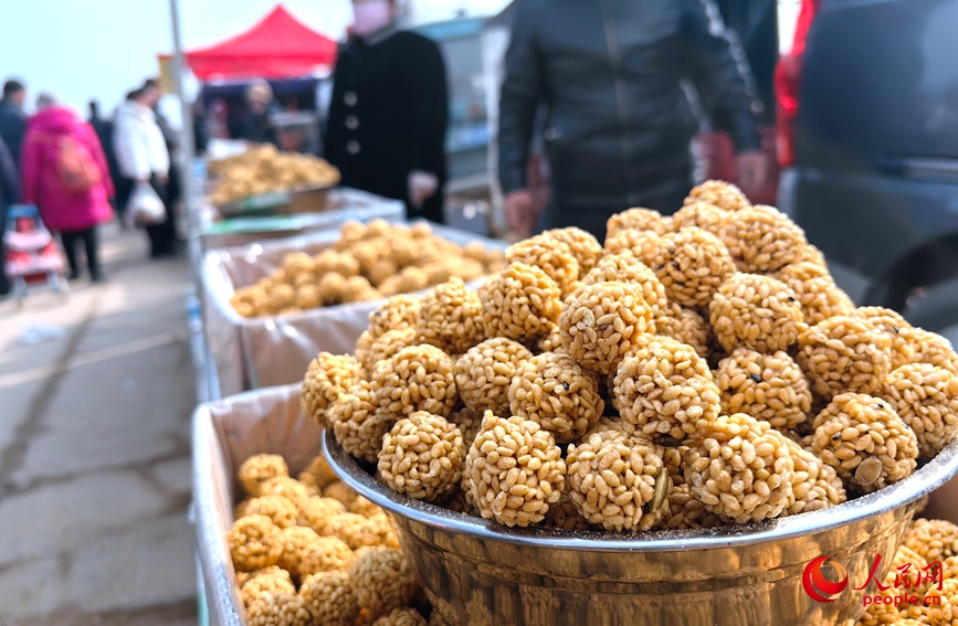 洧川大集迎来新春采购热潮。人民网记者 尚明桢摄