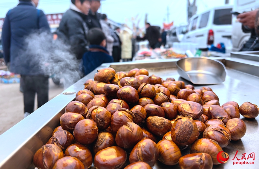 刚出锅的栗子热气腾腾。人民网记者 王佩摄
