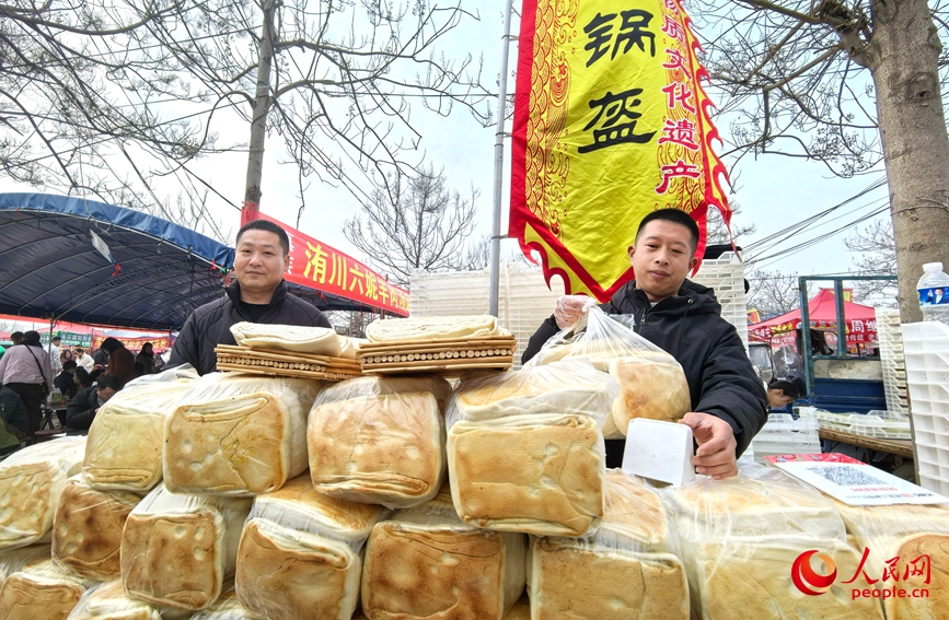 洧川大集迎来新春采购热潮。人民网记者 王佩摄