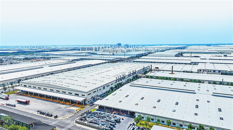 从沙岗荒地到产能高地 看比亚迪全球最大连片基地如何加速跑 