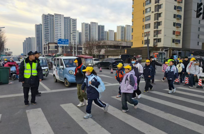 三官庙办事处“护学岗”筑牢校园安全防护墙