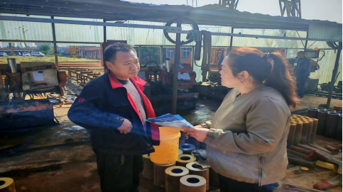 区人社局多点发力 开展创业担保贷款宣传活动