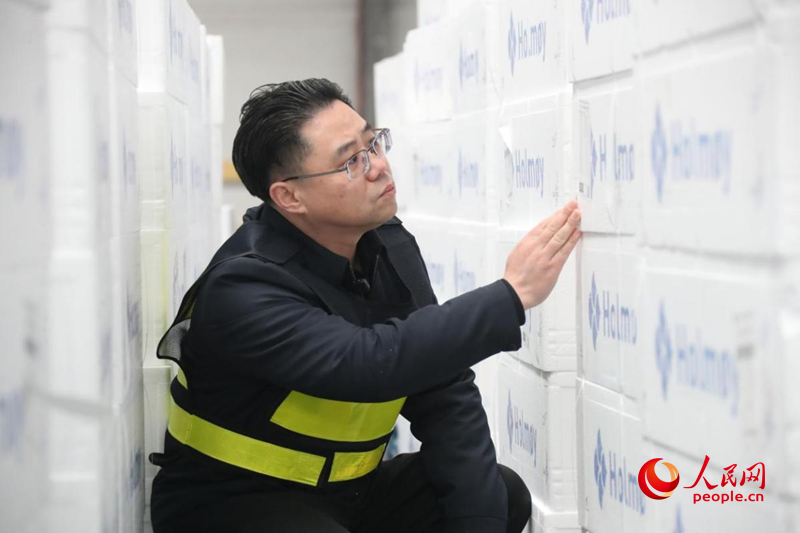 郭黎民在郑州机场北货站待放行理货区验货。人民网记者 霍亚平摄 郭黎民在郑州机场北货站待放行理货区验货。人民网记者 霍亚平摄