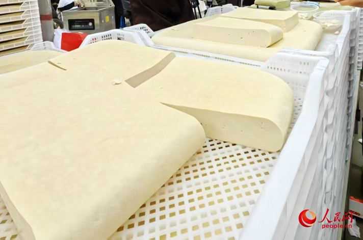 洧川豆腐是洧川大集上的招牌美食。人民网记者 宋芳鑫摄