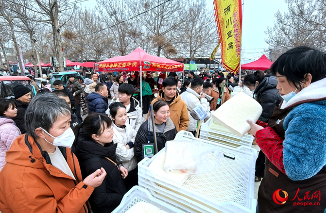 买豆腐的顾客络绎不绝。人民网记者 王佩摄