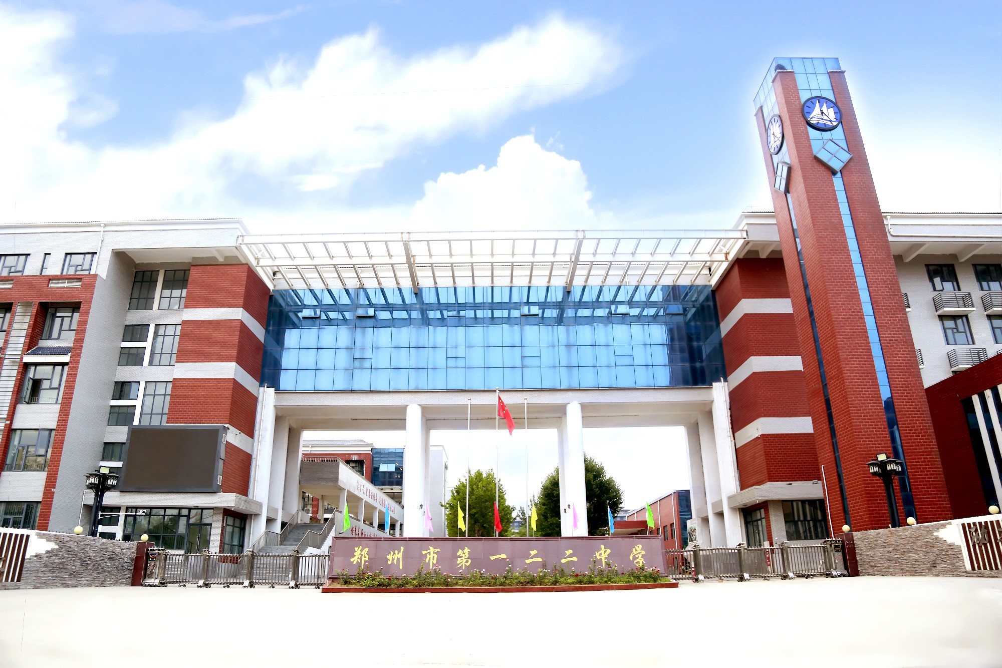 学校大门.jpg
