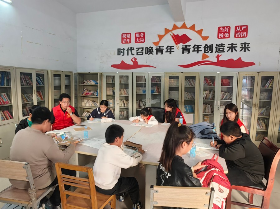 八千办事处打造“书香伴学”新阵地，破解学生课后“看护难