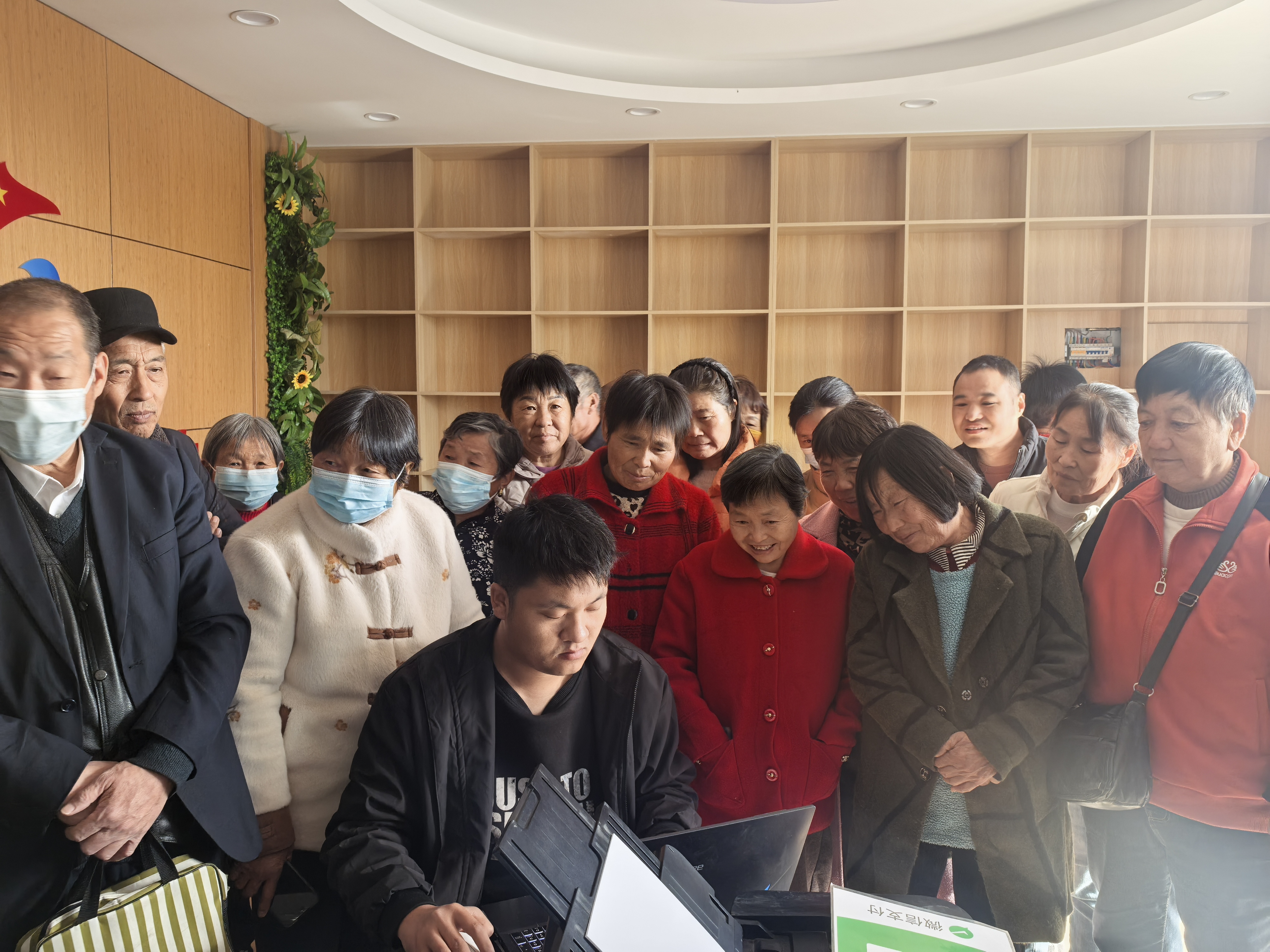 镜头映笑颜 温情暖银发 ——兰馨社区为“银发族”免费拍摄暖心照