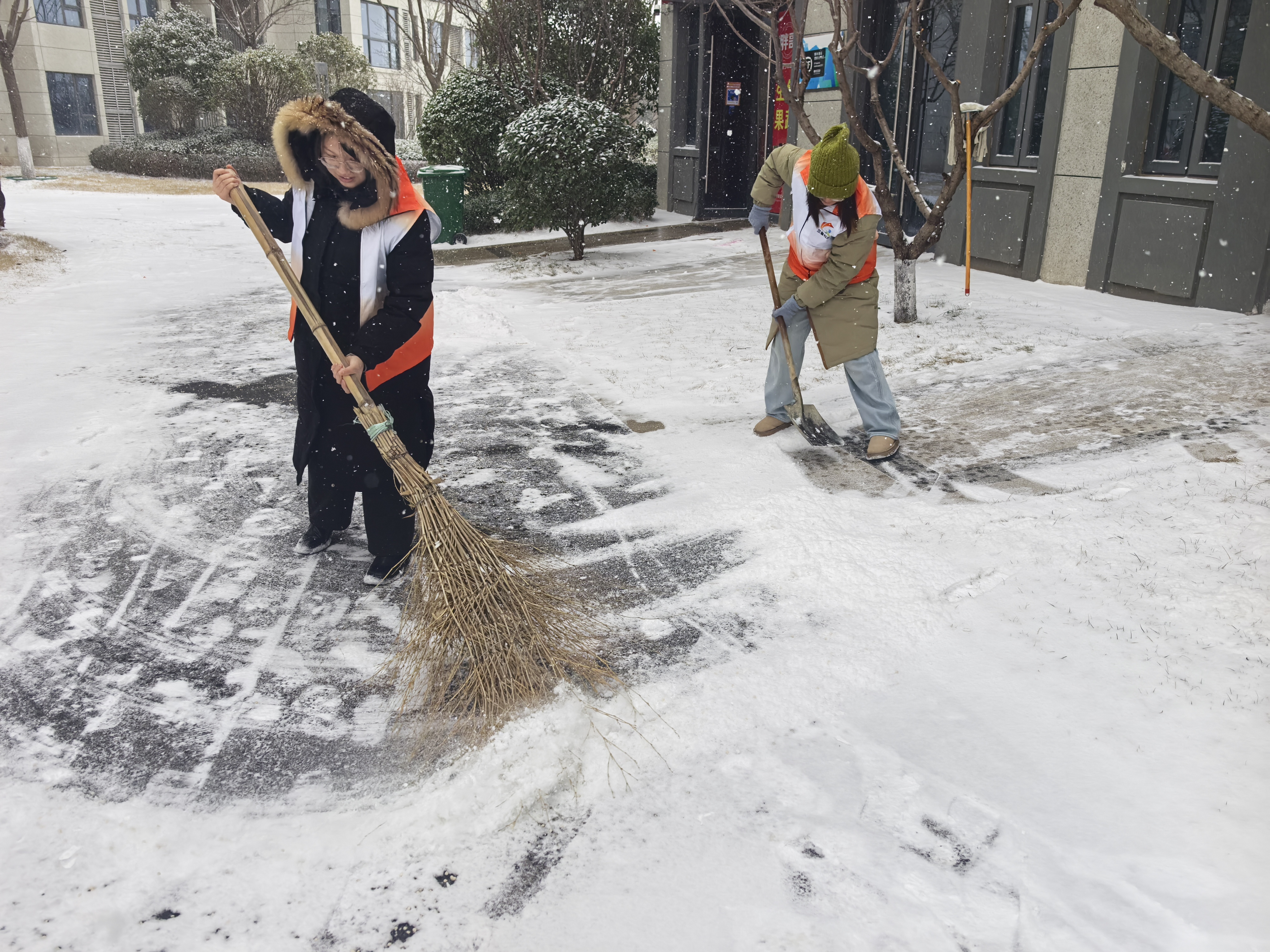 兰馨社区全力保障居民办事出行通畅