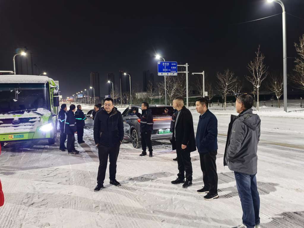 闻雪而动，昼夜奋战！银河办事处高效组织清雪除冰作业