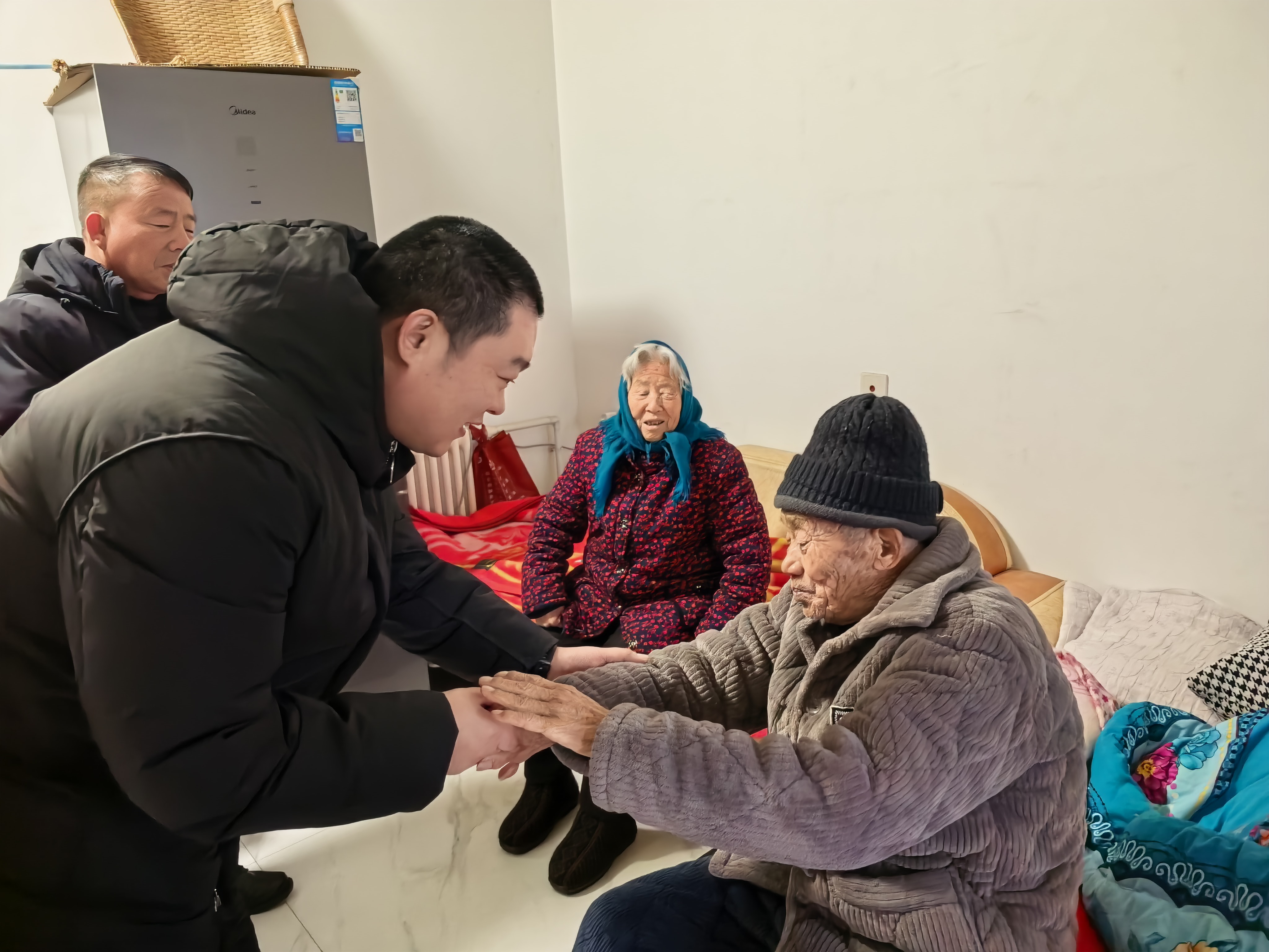 粥香包子暖寒冬 支部关怀入民心 ——苑陵古城社区开展腊八节关怀活动