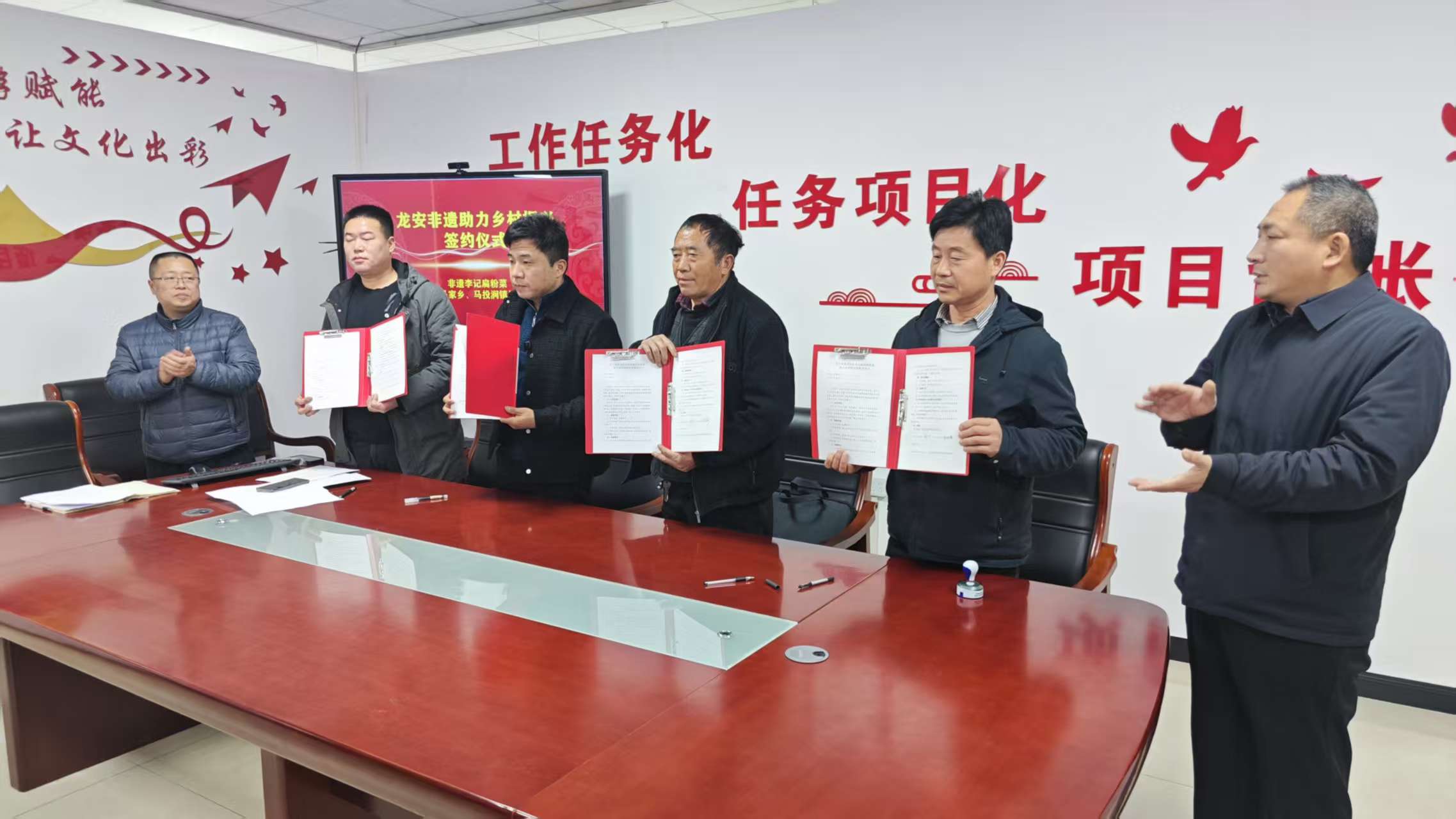 龙安区农业农村局牵头善应镇、马家乡和马投涧镇的红薯粉条专业合作社同非遗项目“李记扁粉菜”签约