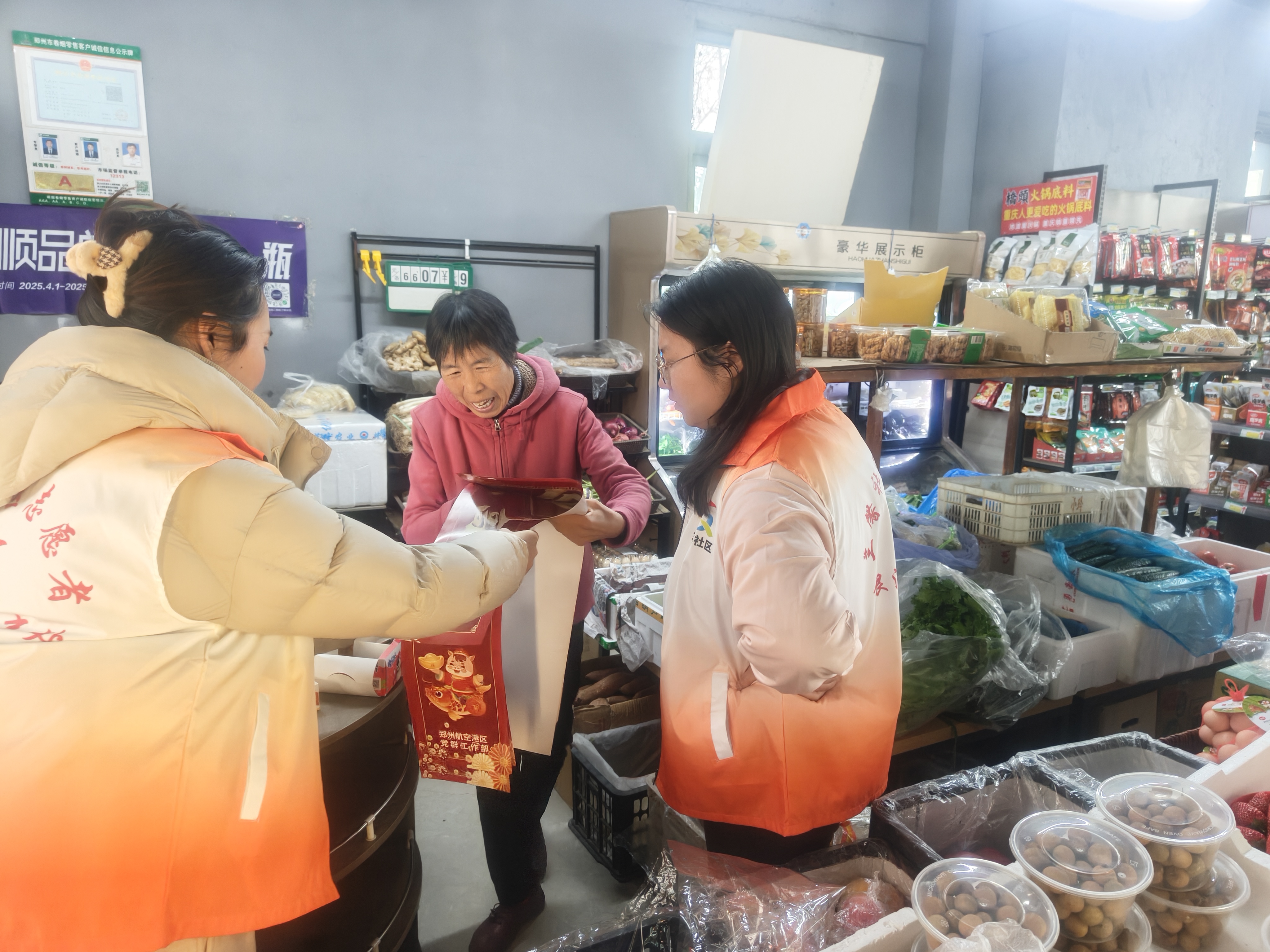 兰馨社区开展送春联活动