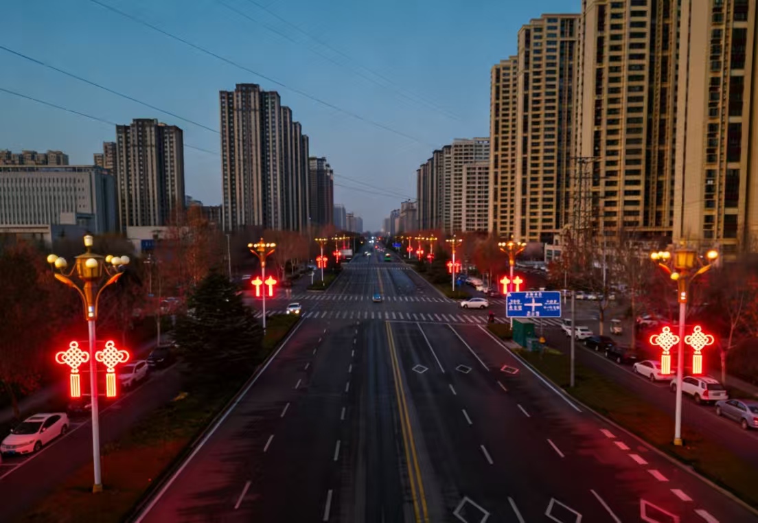 区城市管理局点亮城市景观灯 营造浓厚春节氛围