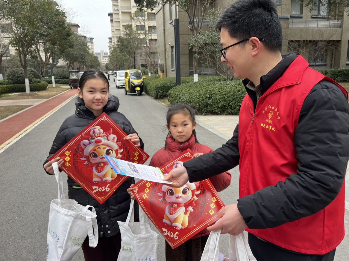 银河办事处沁芳社区：党建共建暖民心 春联送福迎新春