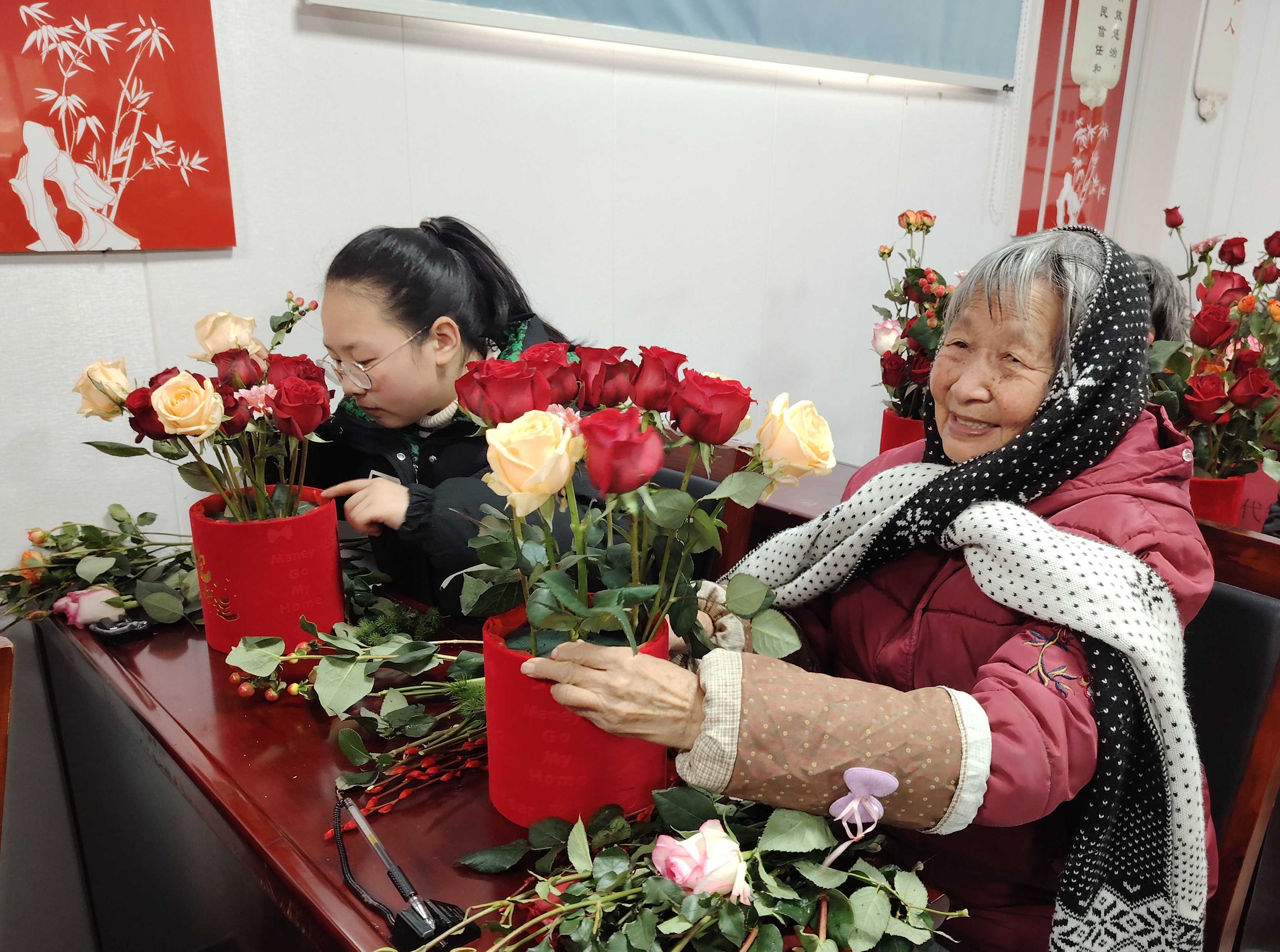 清河办事处开展“巧手植年花，新风润新春”春节年花制作活动