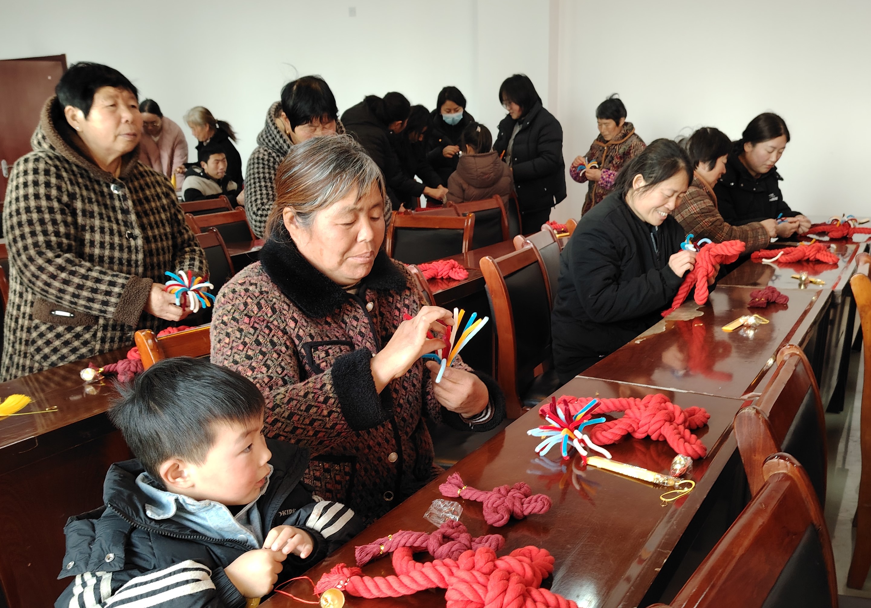 清河办事处：巧手编织中国结 文明新风迎马年