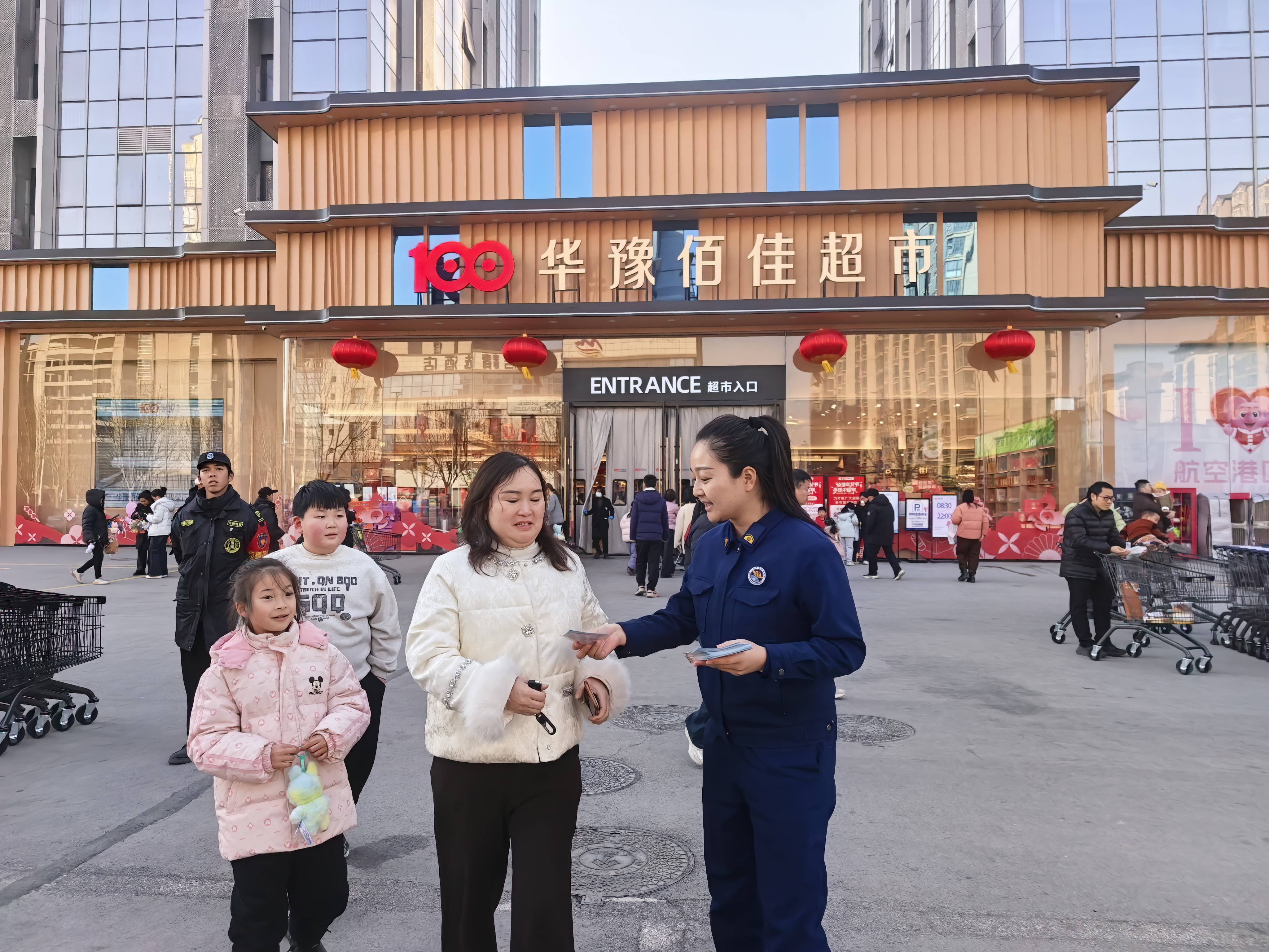 航空港区消防救援支队港北大队深入辖区人员密集场所，开展春节前消防安全宣传活动