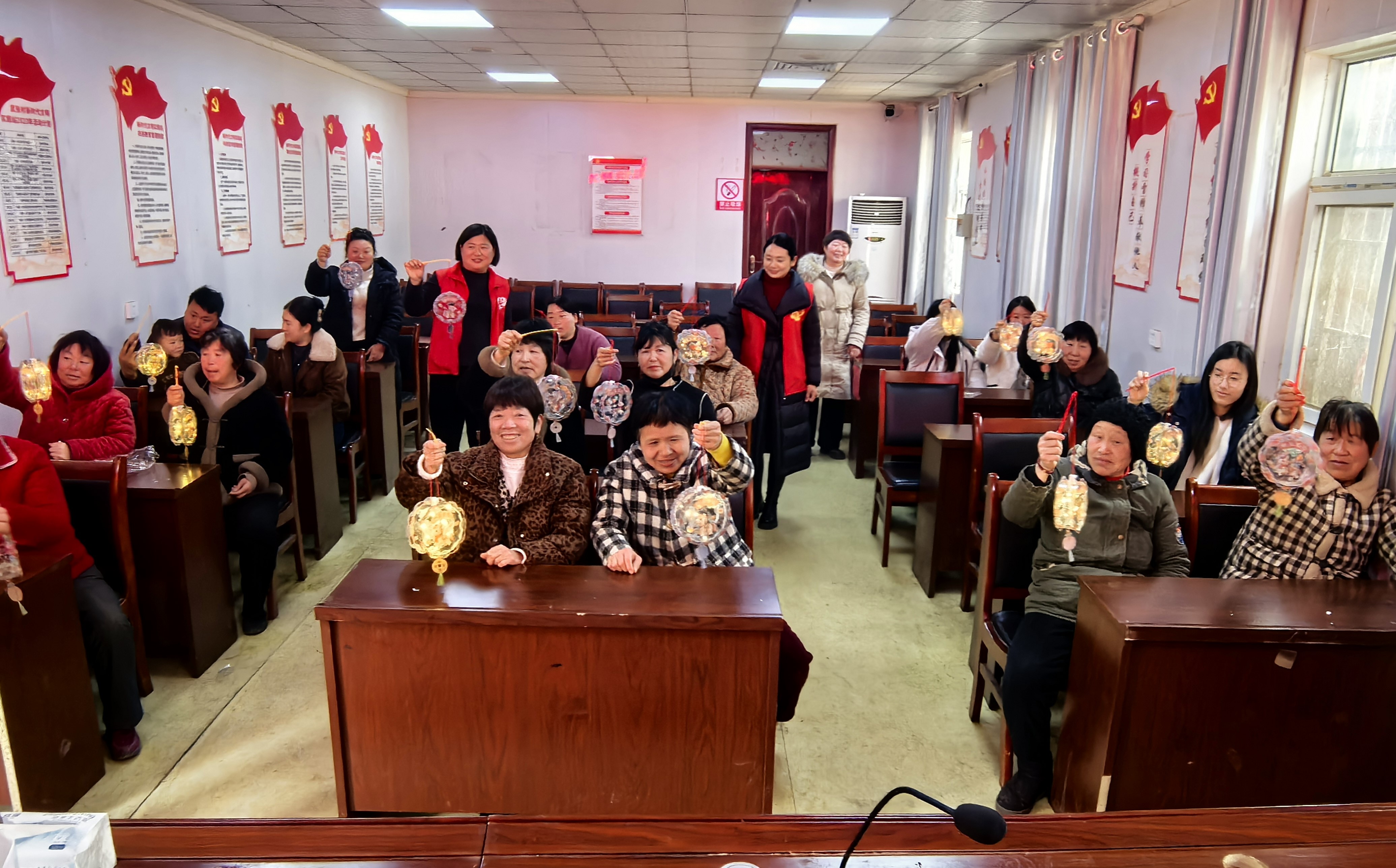 清河办事处：巧手制花灯 温情闹元宵