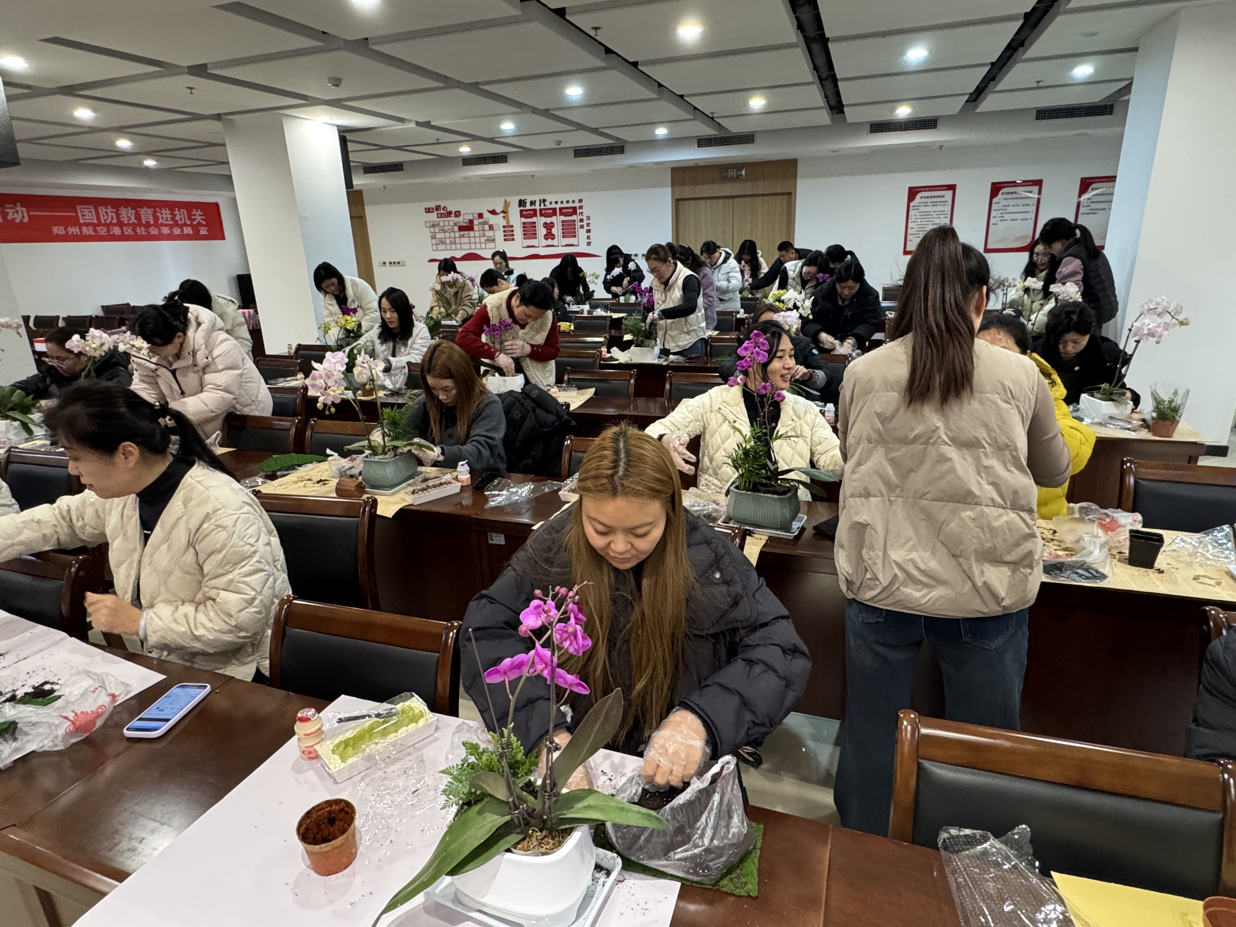 “巧手匠心展芳华”八千办事处组织开展妇女节系列活动