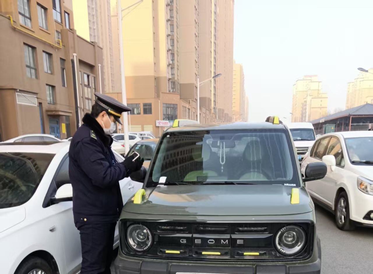 区城市管理局规范节后城市道路停车秩序保障群众通行畅通安全