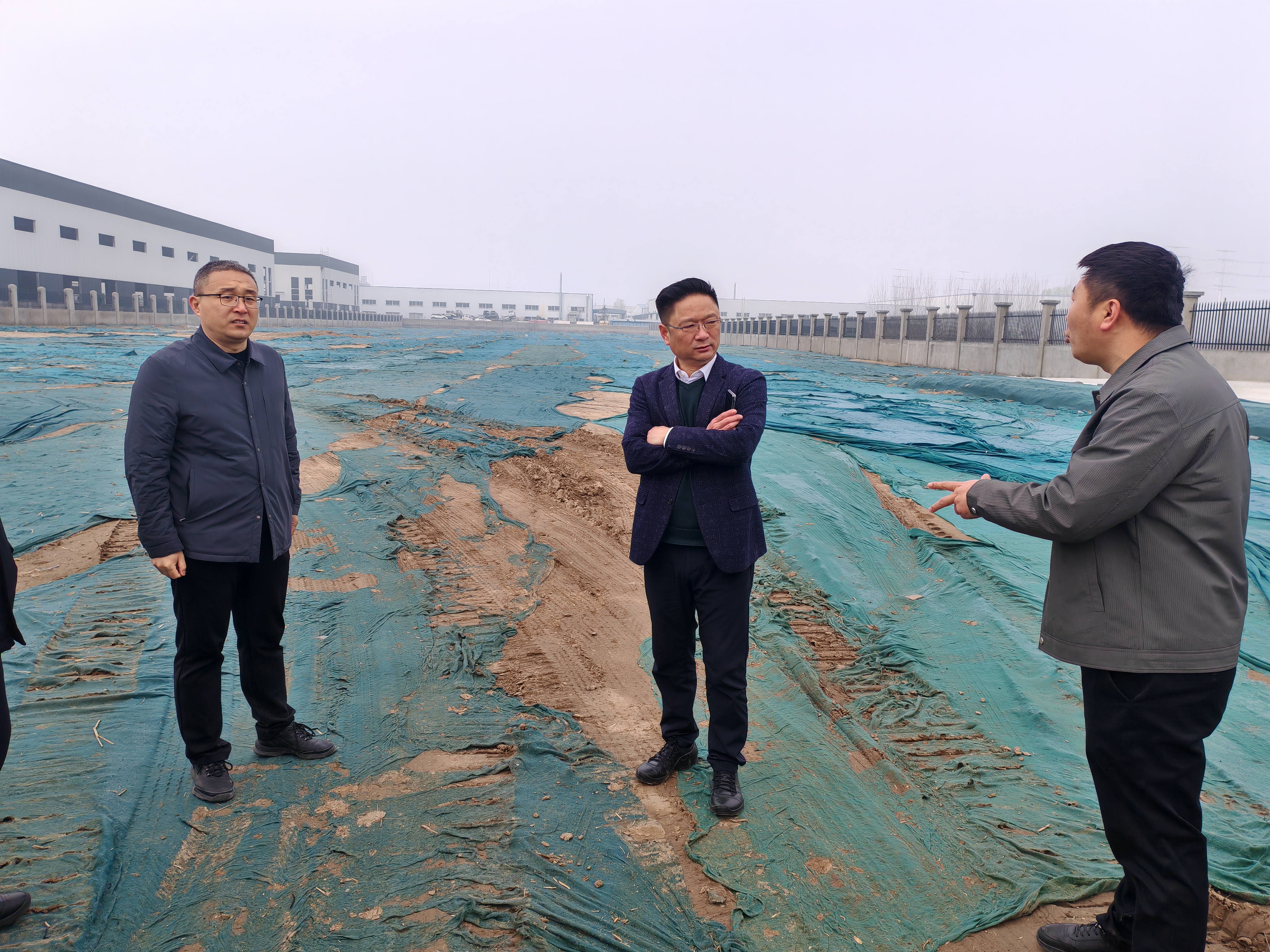 华龙区召开2026年第六次重点项目 现场调度会