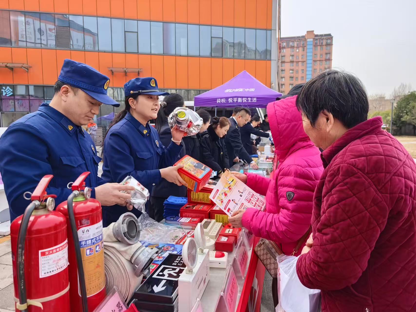 航空港区消防救援支队港北大队联合多部门开展“3·15”消防产品专项宣传活动