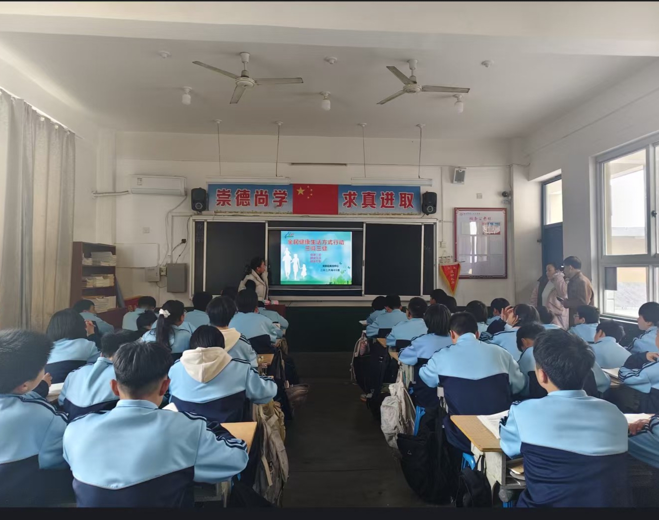 区卫健委开展“三减三健”进校园主题宣传活动 区卫健委开展“三减三健”进校园主题宣传活动