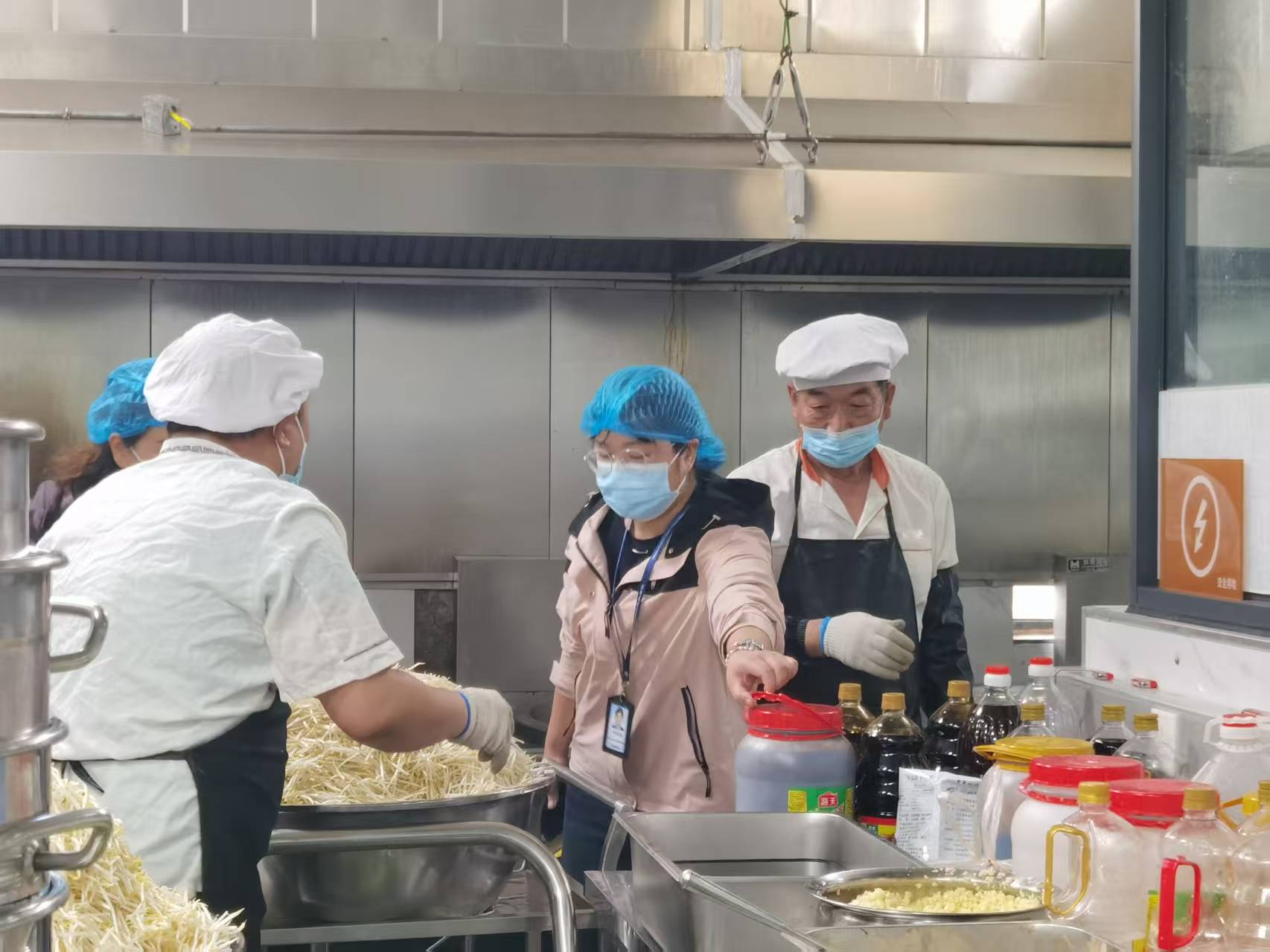 严督导 促规范 保食安 —— 市市场监管局督导检查我区餐饮服务食品安全工作