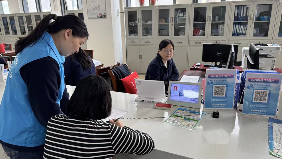 安阳市龙安区:“蓝衫”护航办事路 群众办事不“畏难” 安阳市龙安区:“蓝衫”护航办事路 群众办事不“畏难”