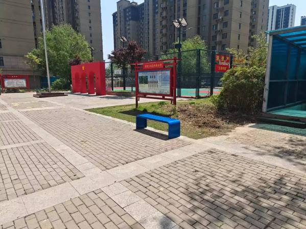 一张休闲凳一杆晾晒架：“议事聚民心”  议出文明幸福景