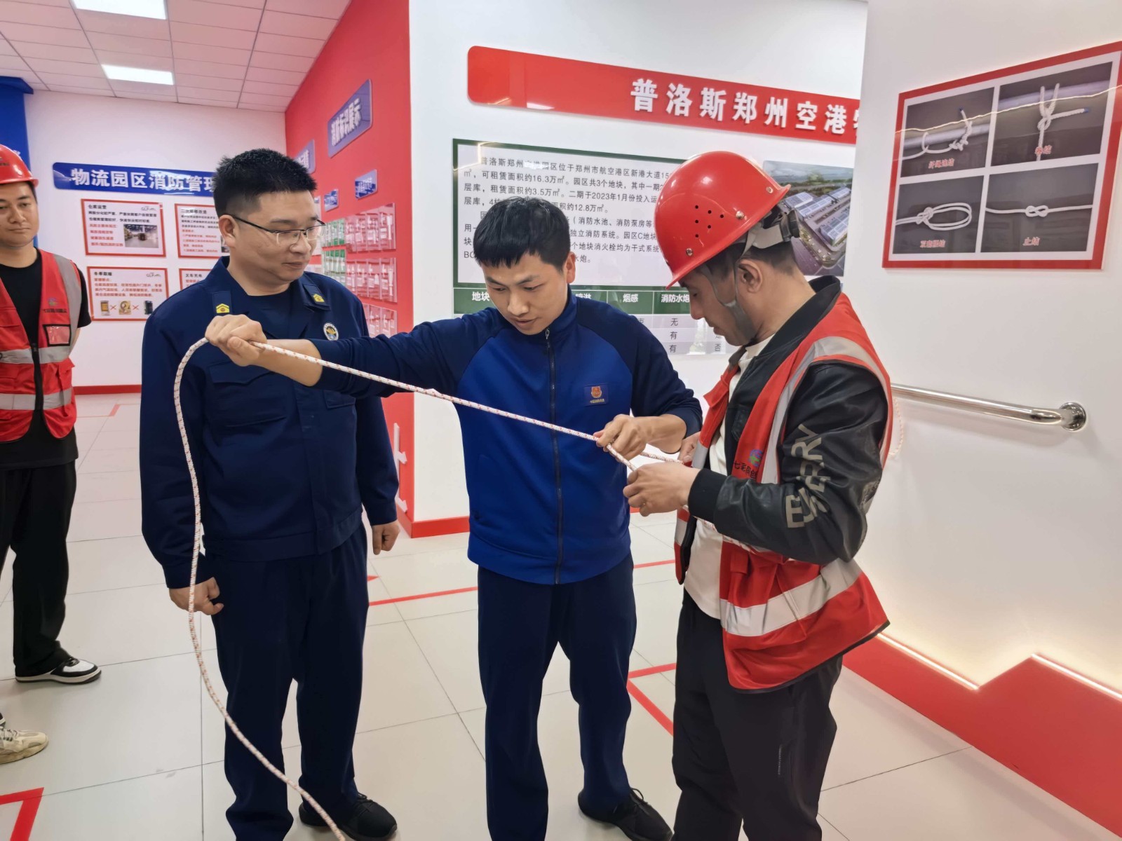 航空港区消防救援支队组织在建工地员工开展实操培训