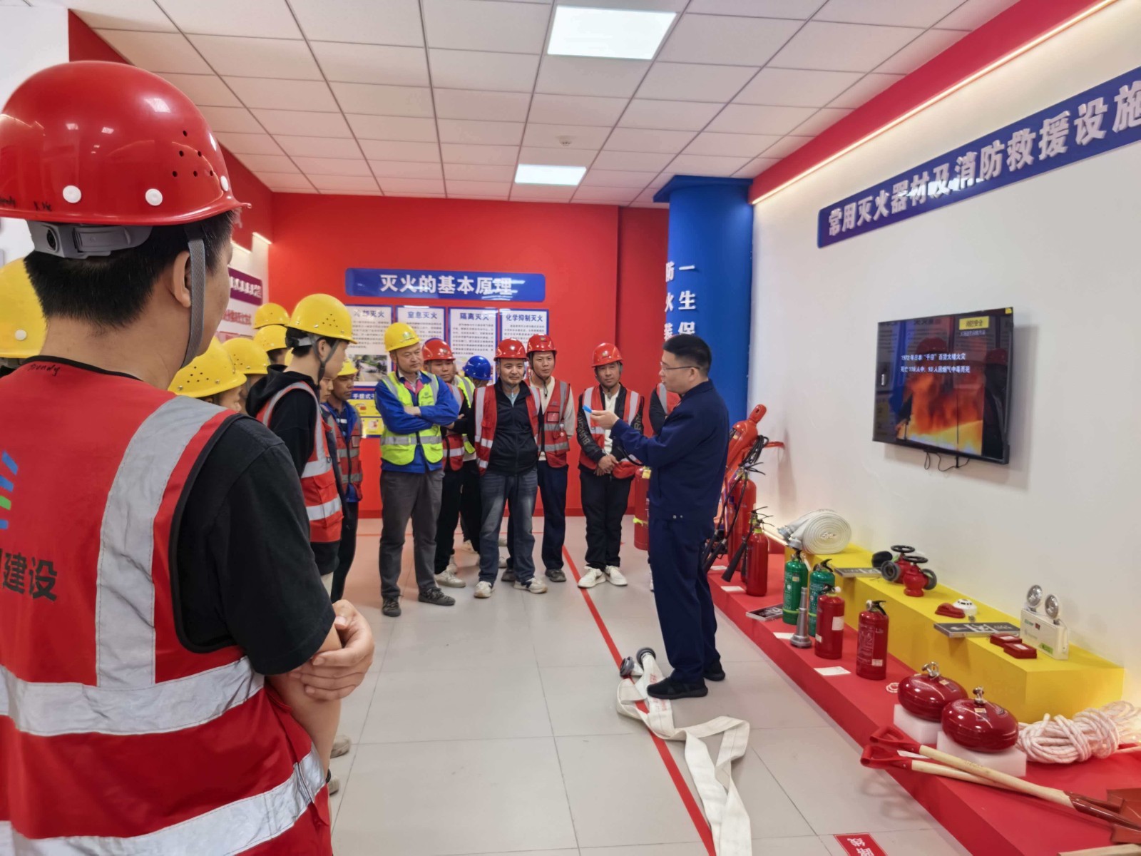 航空港区消防救援支队组织在建工地员工开展实操培训