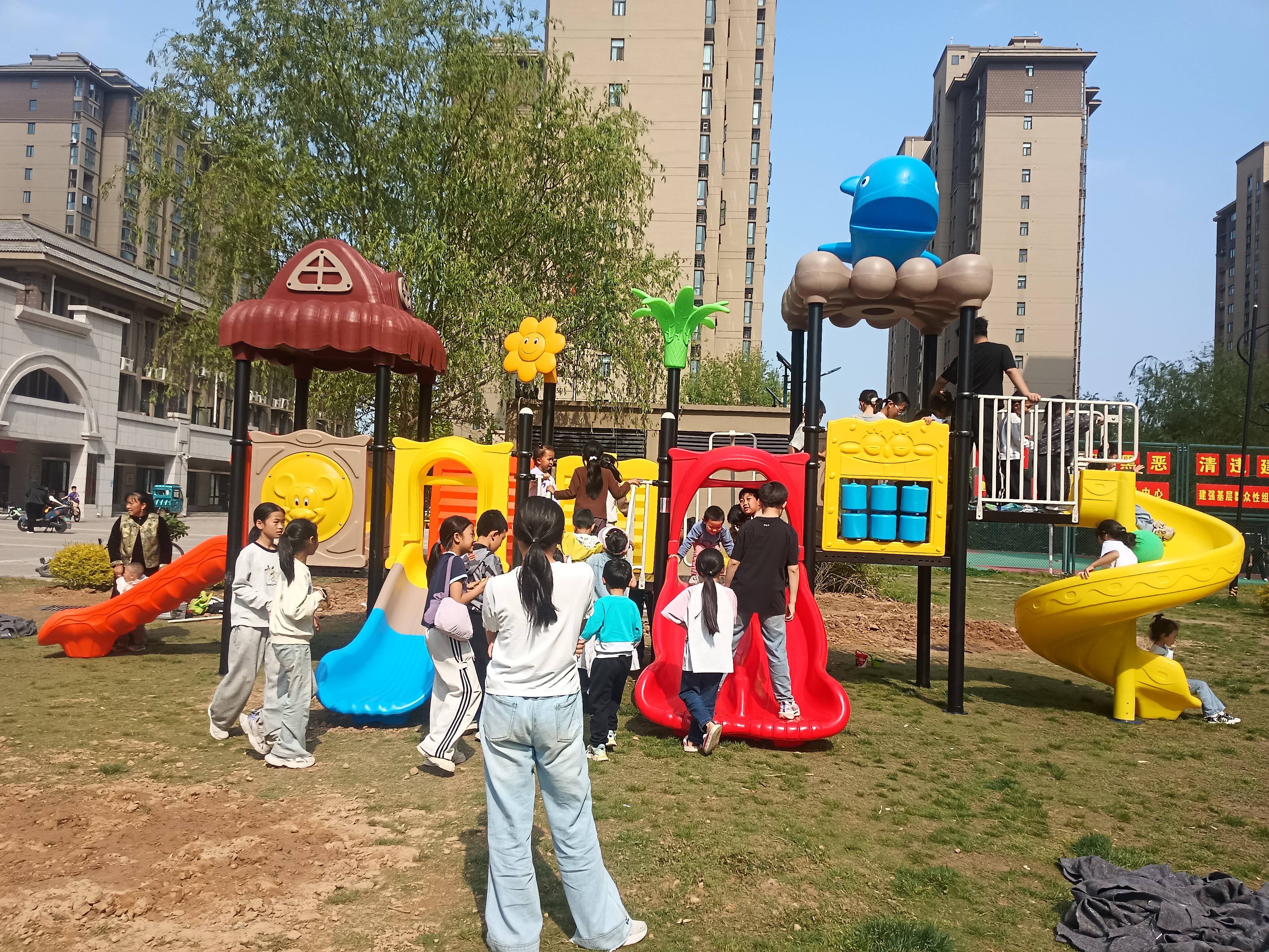 祥荣社区深耕“五清四建” 闲置地变身童趣 乐园 新增游乐设施绘就民生幸福图景
