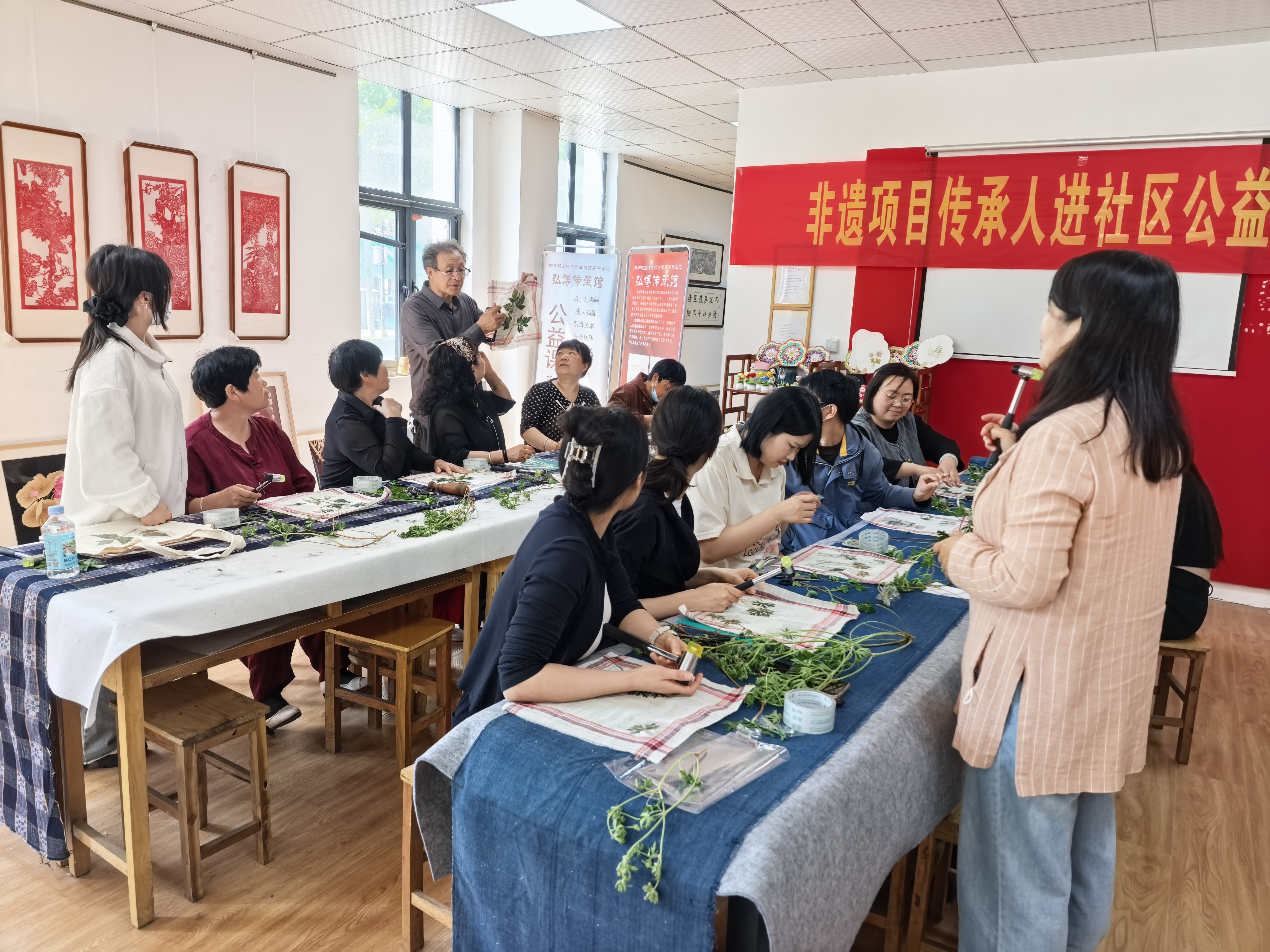 银河办事处：捶间留花草，邻里染春色
