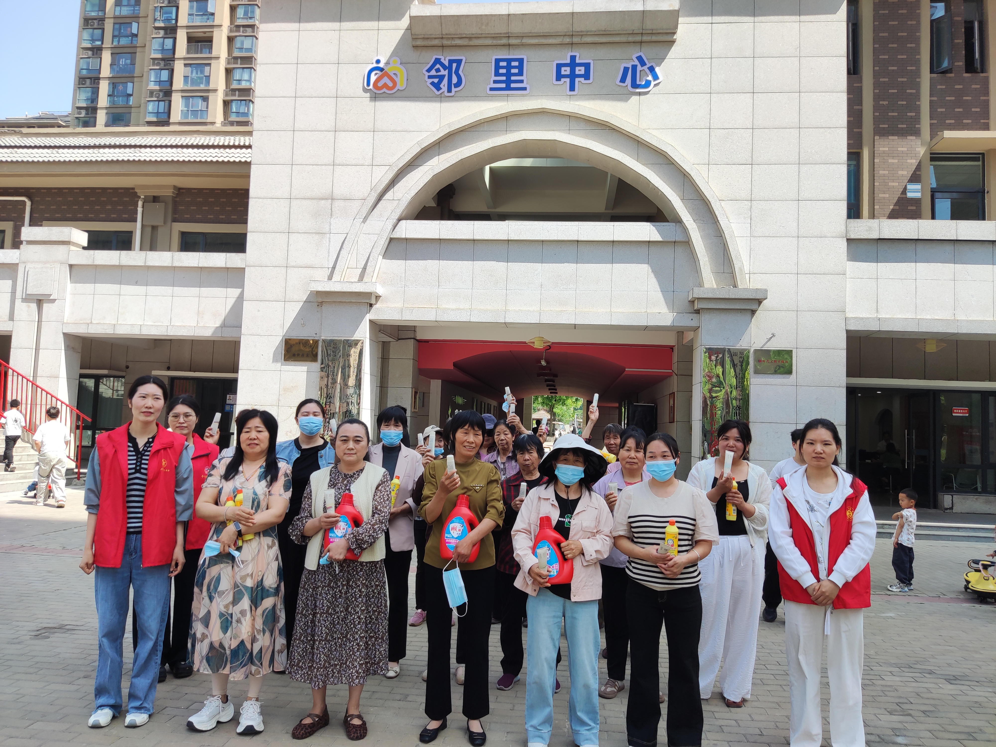 全民健身享乐趣 温情母亲节暖人心 ——盛世领航社区开展趣味运动活动 全民健身享乐趣 温情母亲节暖人心 ——盛世领航社区开展趣味运动活动
