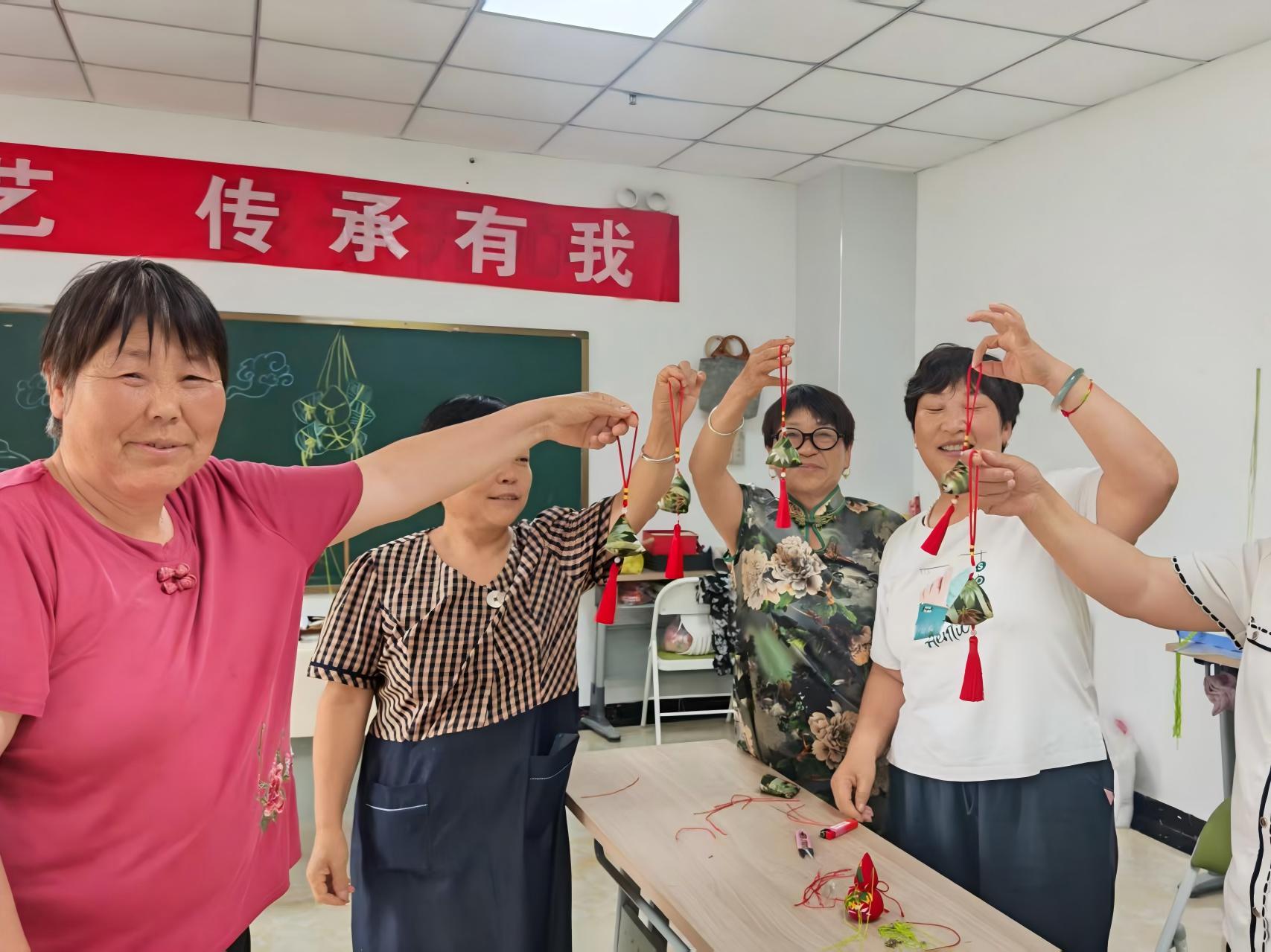 盛世丰园社区:巧手做布粽 欢乐迎端午 盛世丰园社区:巧手做布粽 欢乐迎端午