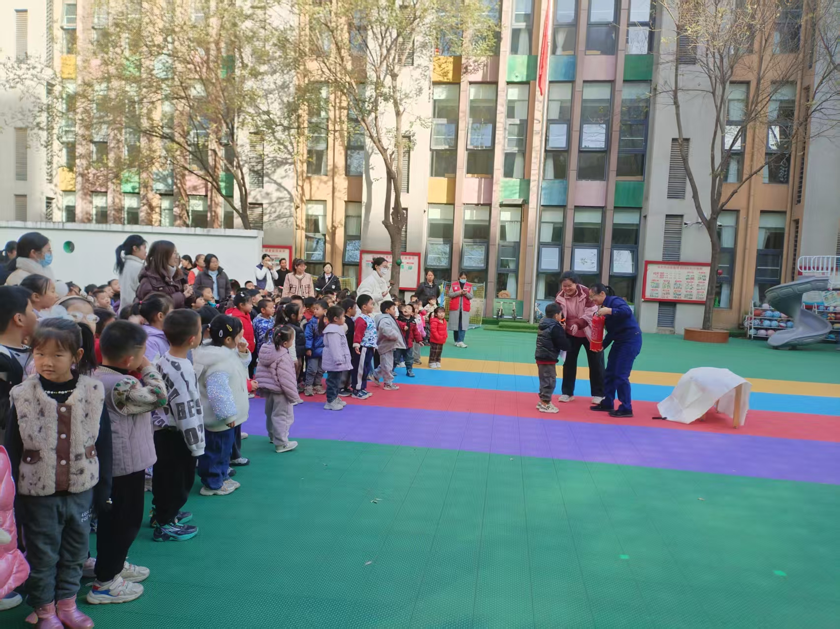 航空港区消防救援支队港北大队走进荷园幼儿园开展消防安全培训演练 航空港区消防救援支队港北大队走进荷园幼儿园开展消防安全培训演练