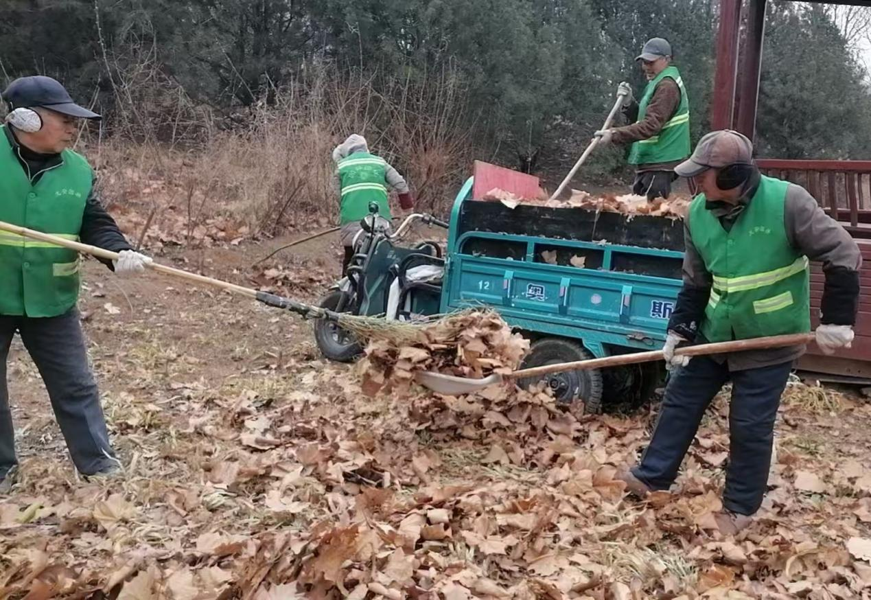区城市管理局细抓公园保洁 提升游园环境
