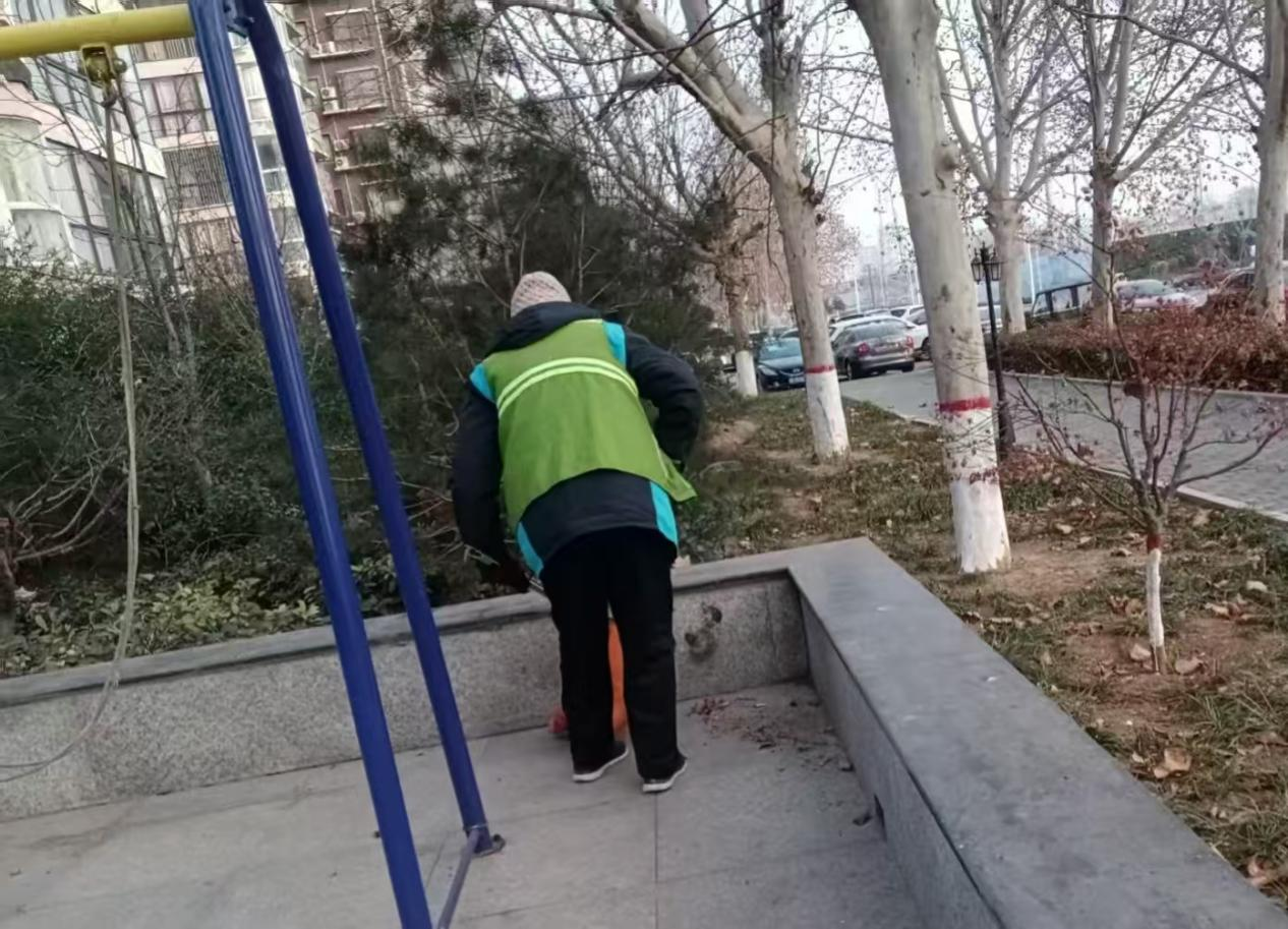 区城市管理局细抓公园保洁 提升游园环境
